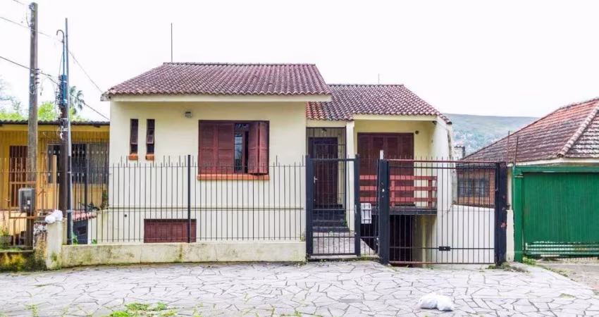 Casa para Venda - 150m², 4 dormitórios, sendo 1 suites, 5 vagas - Teresópolis