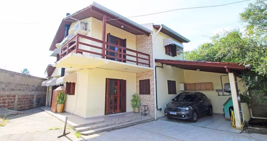 Duas casas em meio a muita natureza