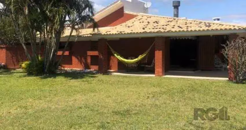 Espaçosa e acolhedora residência numas das esquinas em  charmosa rua de Atlântid