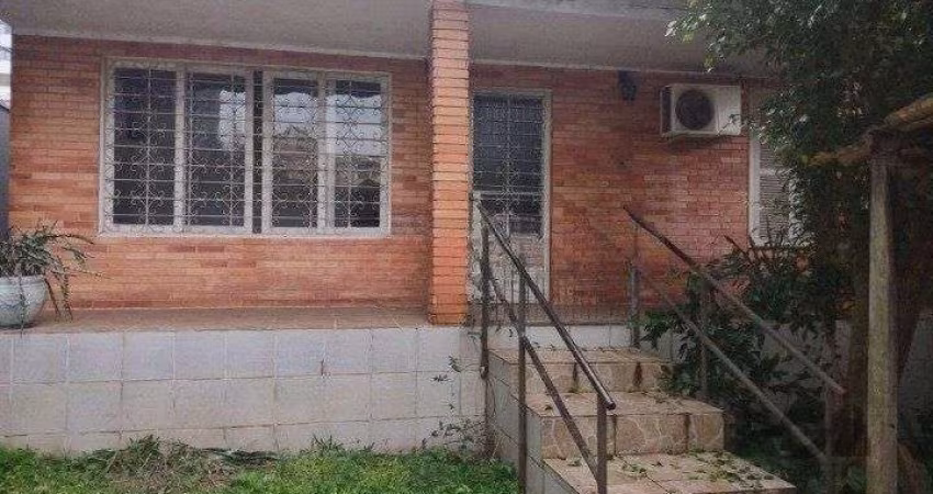 Casa de 2 quartos, com edícula, próximo a Av. Wenceslau Escobar