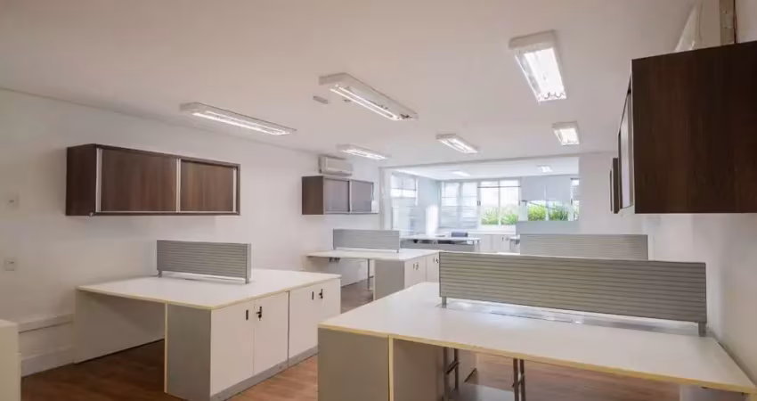 Conjunto comercial com 2 salas integradas, 2 banheiros e 3 vagas de garagem.