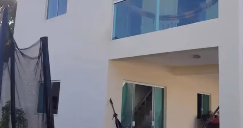 Casa duplex nova com piscina, quiosque e 600m² de terreno