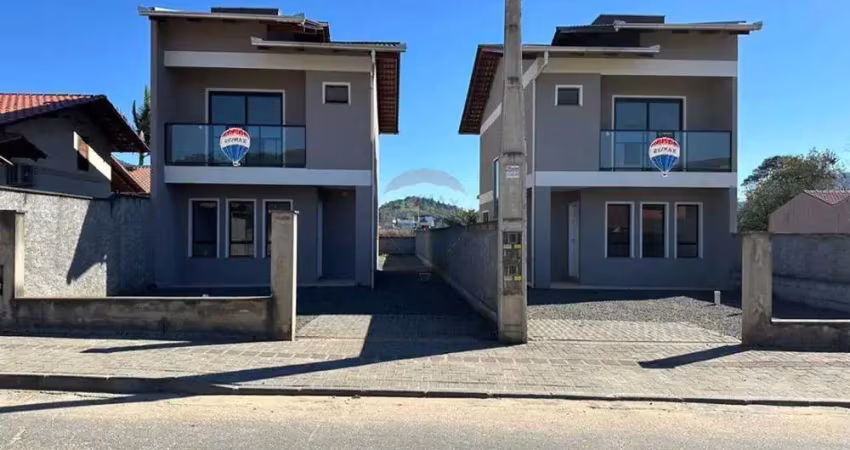 'lindo sobrado, 3 quartos sendo 2 suítes' em indaial