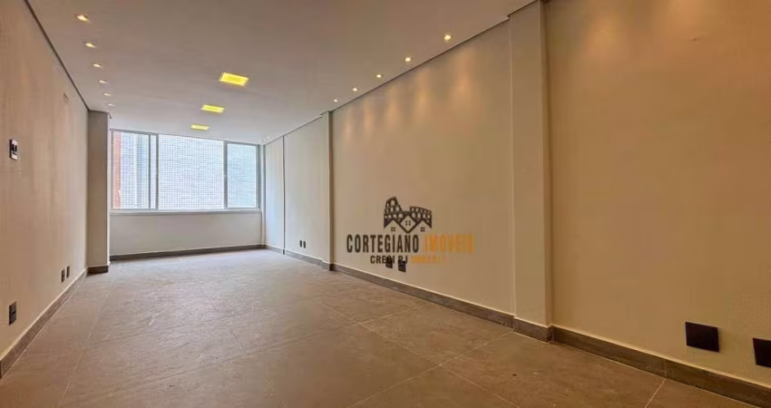 Apartamento à Venda em Santos = Pé na Areia, Reformado  com 2 Dormitórios/Suíte/Elevador/Garagem!