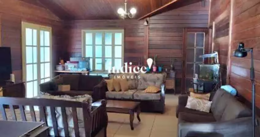 Condomínio chácara hípica, casa principal em madeira de lei com 4 dormitórios, sendo 2 suítes.