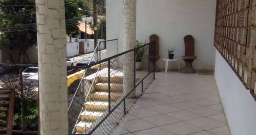 Casa 4 quartos no Rio Vermelho. Acesso por duas ruas