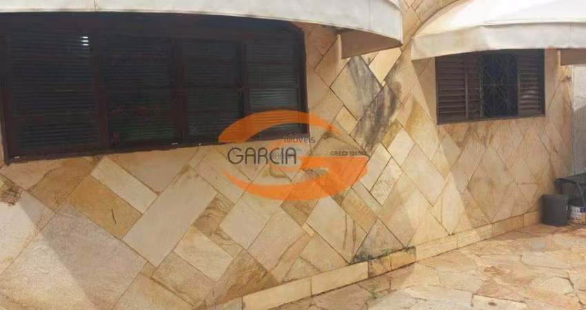 Vende-se Casa Excelente para investimento, contem casa na frente, amplo terreno com um sobrado no fundo contendo 3 pisos