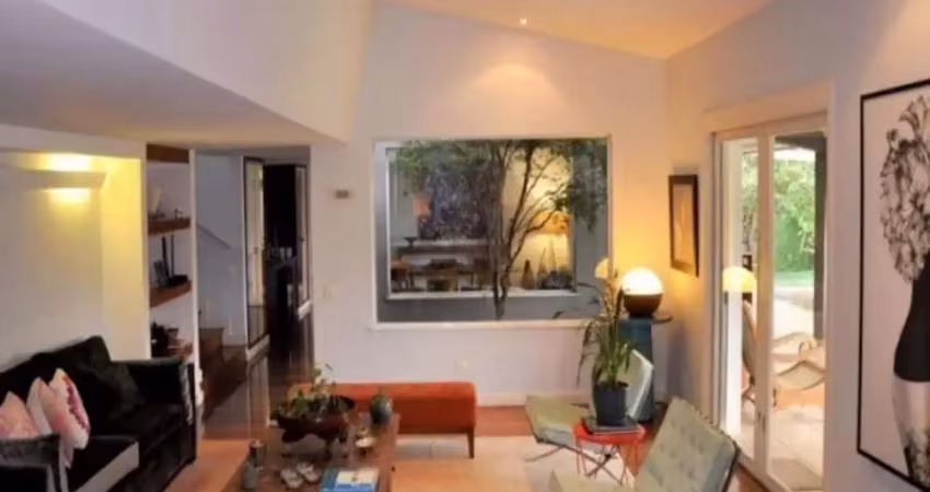 Casa à venda na Rua Belgrado, 74, Vila de São Fernando, Cotia