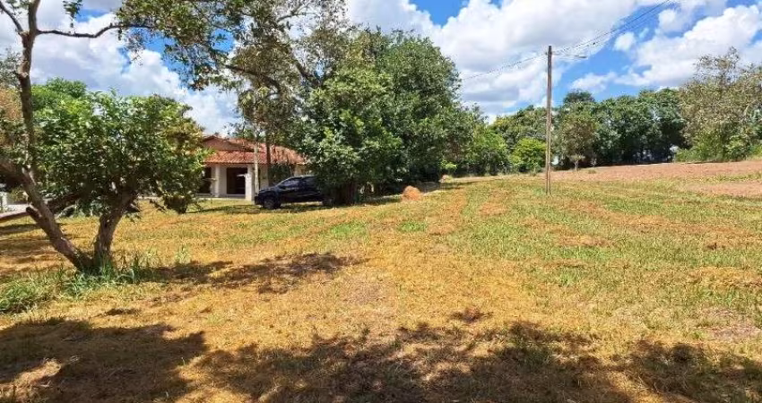 Sítio à Venda ou Locação em Jaguariúna-SP, Bairro Condomínio Rural Colméia: 3 quartos, 3 suítes, 2 salas, 4 banheiros, 2 vagas, 44.000m².