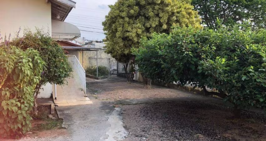 Casa a venda no centro em Vinhedo.