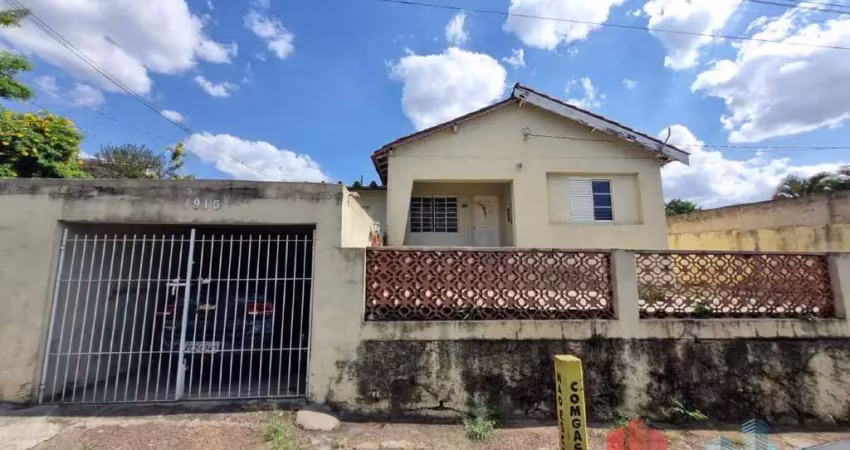 Casa a venda em localização privilegiada - porteira fechada