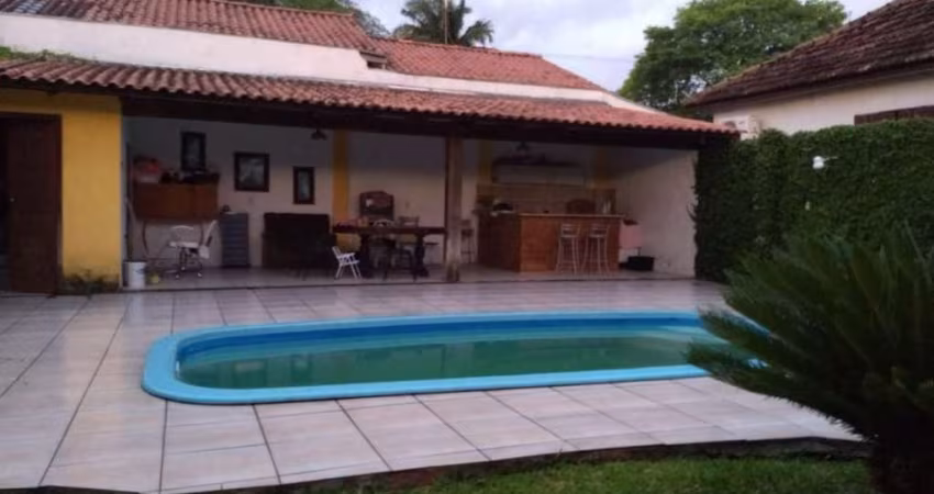 Casa com excelente terreno própria para construção de prédio