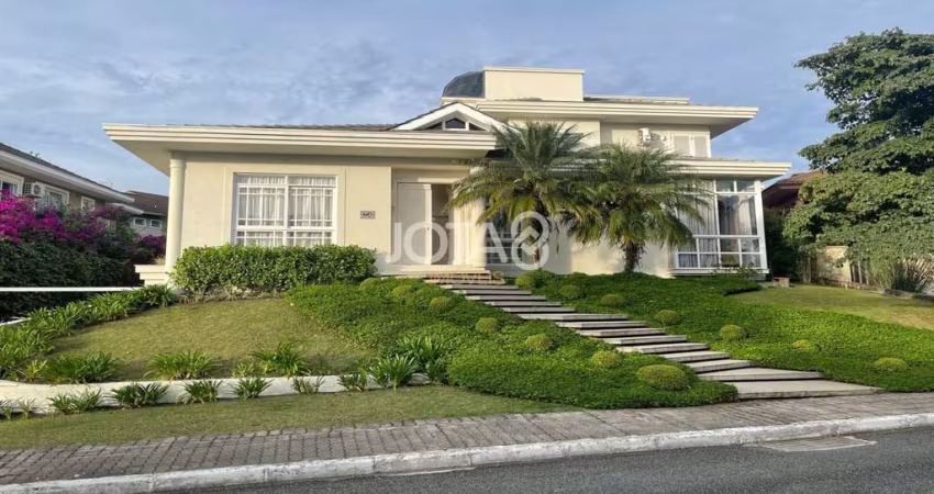 Casa em condomínio com 4 suítes e amplo terreno J8