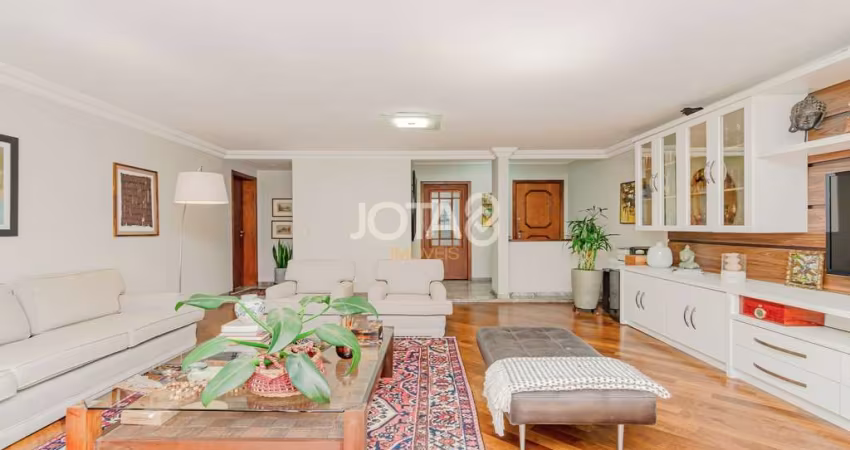 Apartamento de 3 quartos e 3 vagas Água Verde - J8