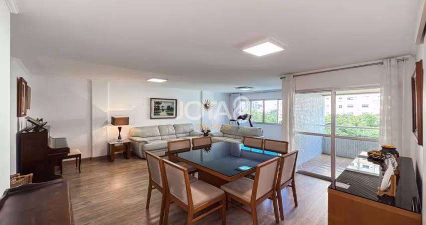 Amplo apartamento pertinho do shopping Curitiba-J8