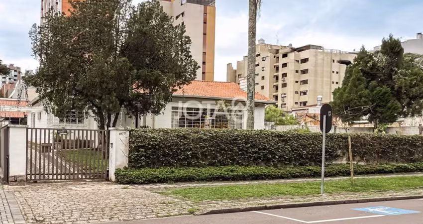 Casa residencial, comercial com amplo Terreno  J8