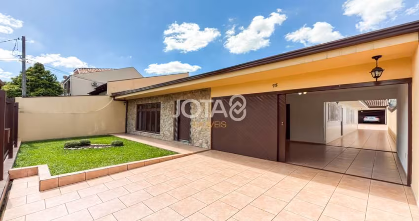 Casa térrea com 3 dormitórios amplo terreno - J8