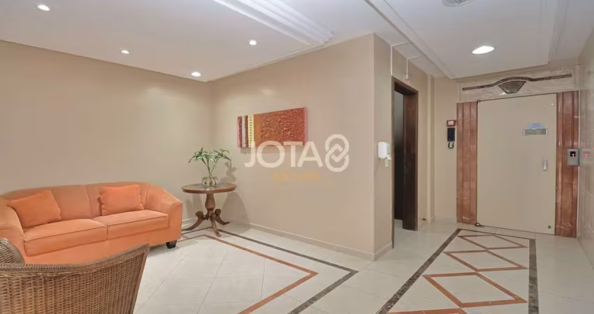 Apartamento mobiliado com 02 vagas no Cabral - J8