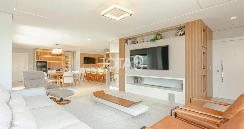 Apartamento com 3 suítes e 4 vagas no Água Verde