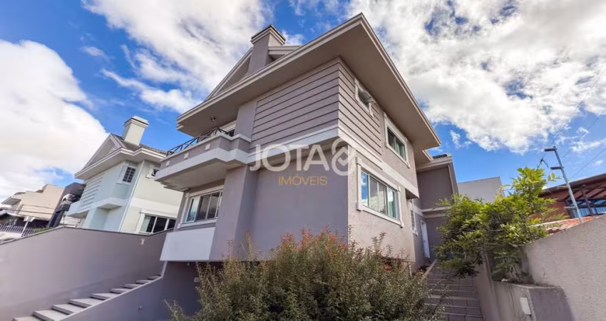 Casa com 4 suítes em Santa Felicidade - J8