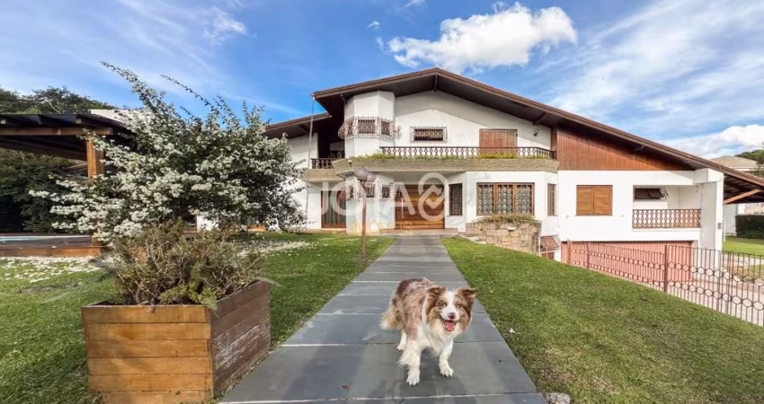 Casa com 4 suítes, piscina e 1500,00 m2 de Jardim!