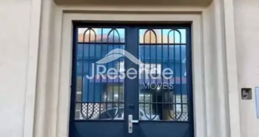 Alugo/vendo apto 1 dormitório, bem localizado, centro, condomínio baixo.