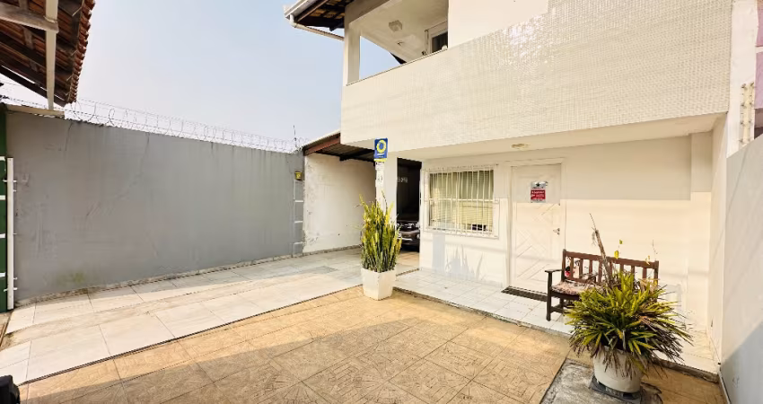 Casa  para Venda com  3 quartos sendo 2  Suites,   garagem  3 carros  bairro  São Vicente - Itajaí