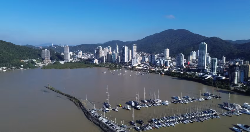 Apartamento um por Andar  para venda tem 165 metros quadrados com 3 Suites  no  Centro - Itajaí - SC