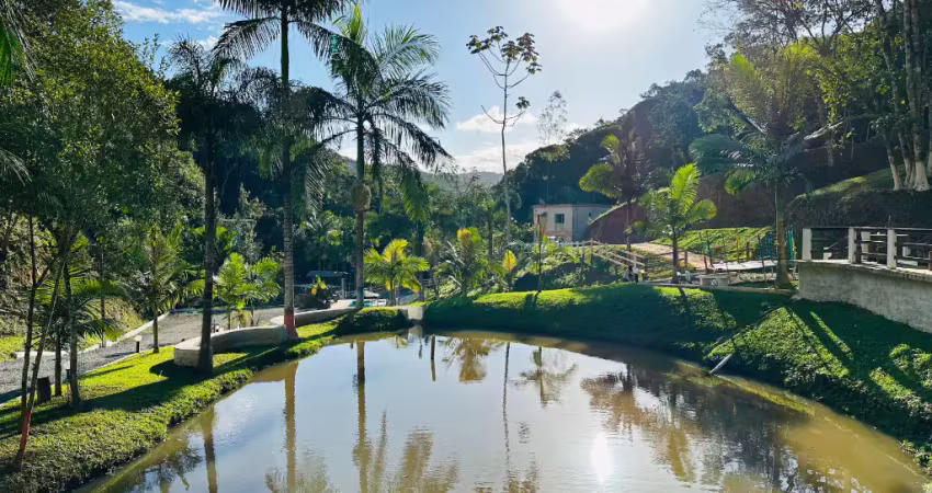 Sito para venda todo equipado com lago, casa principal e casa para hóspedes  mais chalé bairro brilhantes cidade de itajaí - santa catarina
