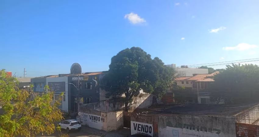 Casa na Avenida Tancredo Neves
