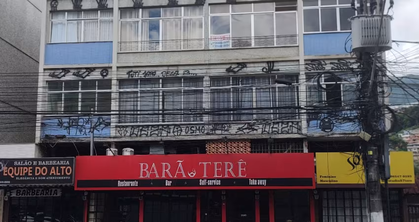 Apartamento antigo precisando de modernização - Oportunidade!