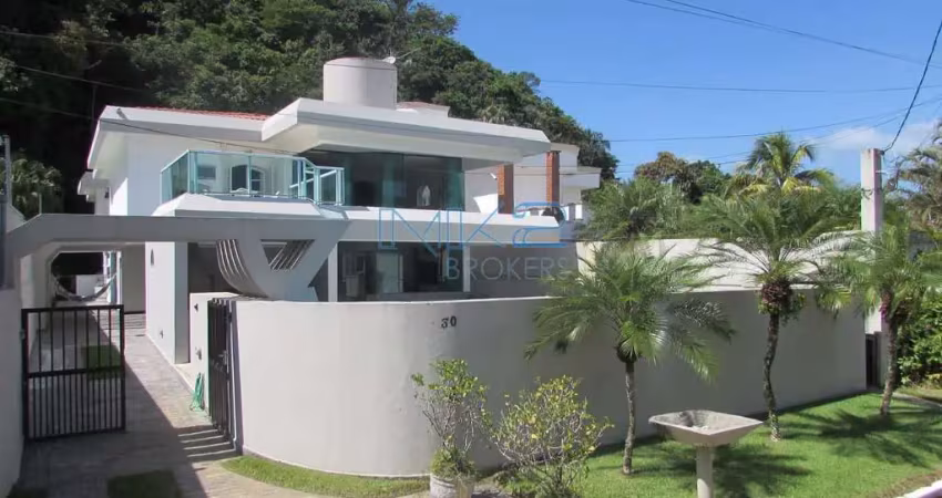 Belíssima residência em condomínio de alto padrão localizada no balneário da praia de pernambuco -
