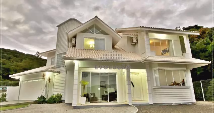 Linda Casa com 04 Quartos sendo 01 Suíte Master 250 m² -  São José SC