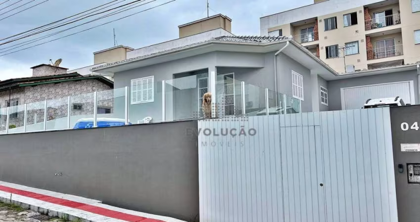 Casa com 3 dormitórios à venda, 200 m² por R$ 989.000,00 - Serraria - São José/SC