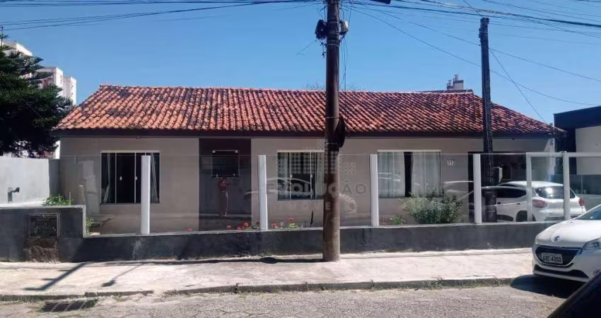 CASA 03 Quartos, 01 Suíte, 02 Vagas - Barreiros - Santa Catarina