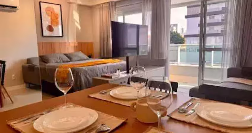 Studio 100% mobiliado com 48 m², sacada e vaga no estreito