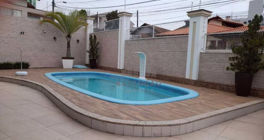 Casa com 6 dormitórios  - Estreito - Florianópolis/SC