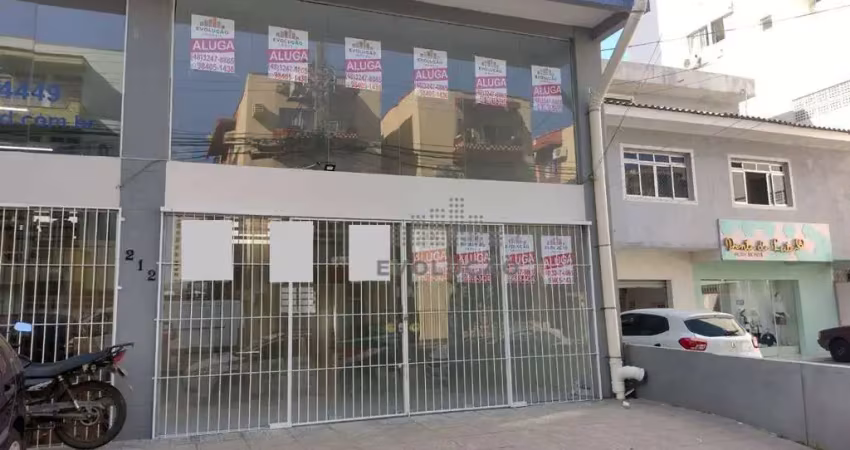 Loja ampla com 142m², mezanino, 1 banheiro, 1 vaga, e 50m² de terreno livre, campinas, são josé/sc