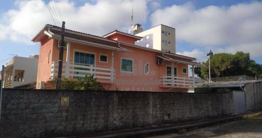 Casa com 3 dormitórios 2 suítes  à venda - Ipiranga - São José/SC