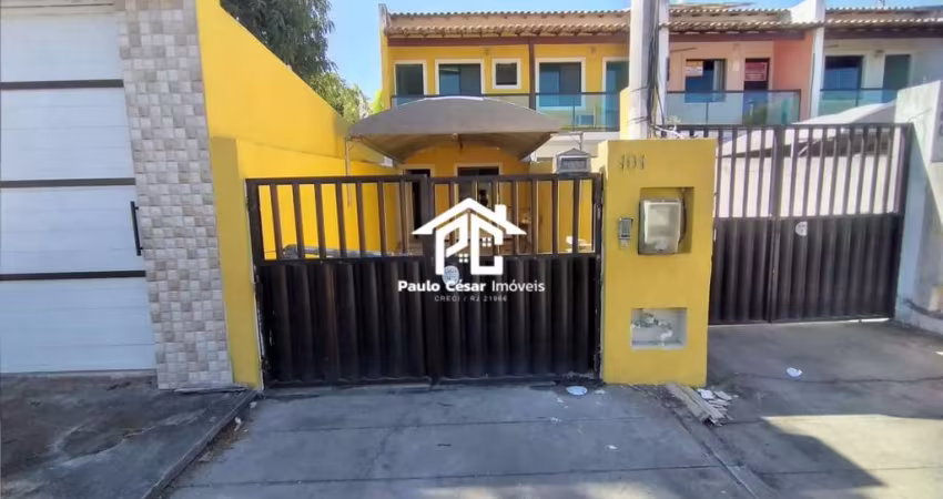 Linda casa composta de sala, cozinha, pequena área externa com churrasqueira, área de serviço e 3 quartos, sendo um na parte inferior e dois na parte