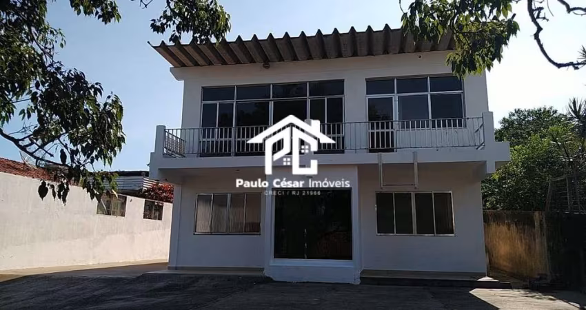Excelente casa duplex com 04 quartos, sendo 02 suítes, ampla sala, cozinha, banheiro, área de serviço e vaga de garagem para 08 carros, ótimo terreno