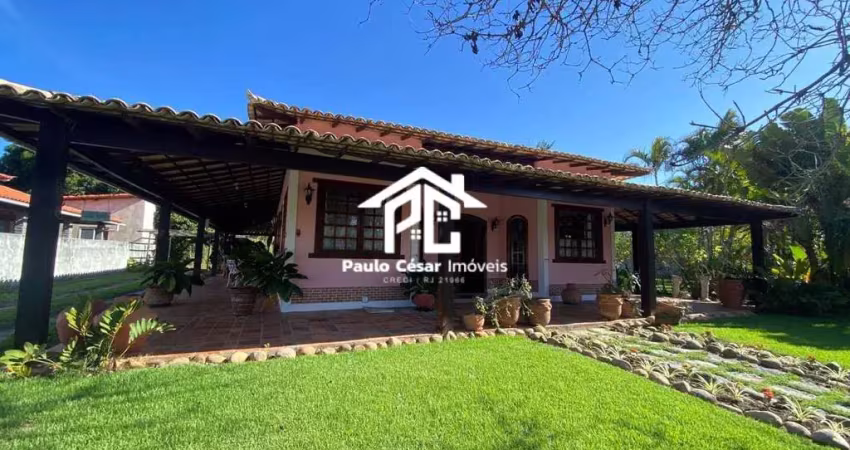 Excelente casa composta por: 03 quartos sendo 01 suíte, ampla sala com 03 ambientes, cozinha ampla, banheiro social, área de serviço com ducha e banhe