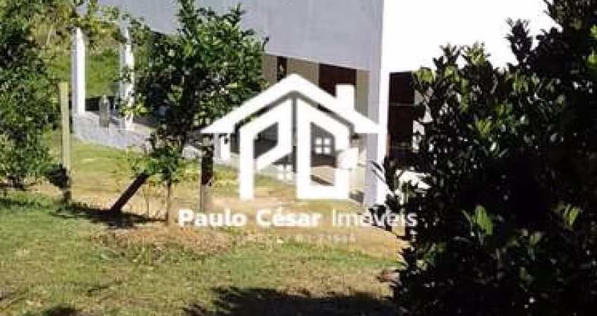 Sítio com 7 alqueires, casa sede com 04 quartos sendo 02 suítes, salão de festas, casa de caseiro, lagoa, campo de futebol, galpão para criação de fra