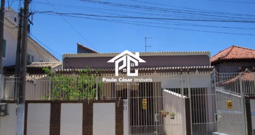 Duplex situado a 3 minutos da Lagoa e do Centro, este imóvel proporciona conforto e qualidade de vida em uma das melhores cidades da Região dos Lagos.