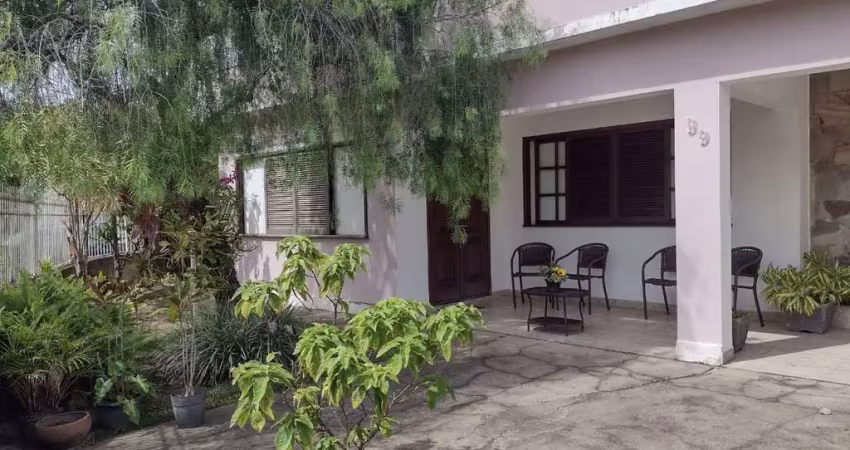 Excelente casa no centro de araruama, composta por 03 quartos, sendo 01 suíte, ótima sala, cozinha, copa, banheiro, área de serviço, varandas, garagem
