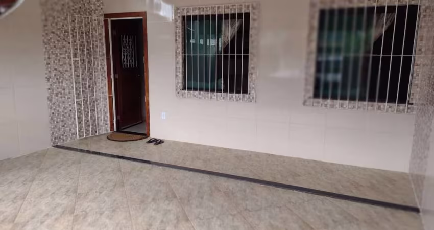 Excelente casa com 02 quartos, sendo 01 suíte, ótima sala, cozinha, banheiro, área de serviço, varanda, garagem, ótima localização, totalmente legaliz