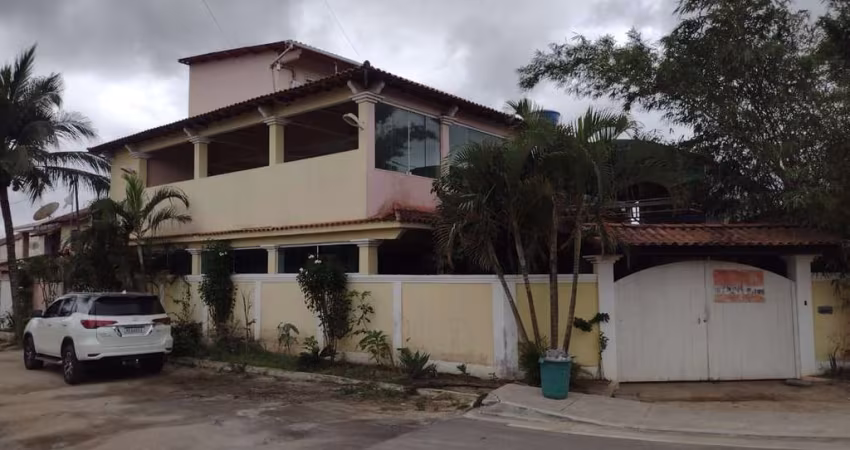 Luxuosa casa à venda na Praça da Bandeira, Araruama-RJ: 1 quarto, 1 suíte, 1 sala, 5 banheiros, 2 vagas de garagem, 250m² de área.