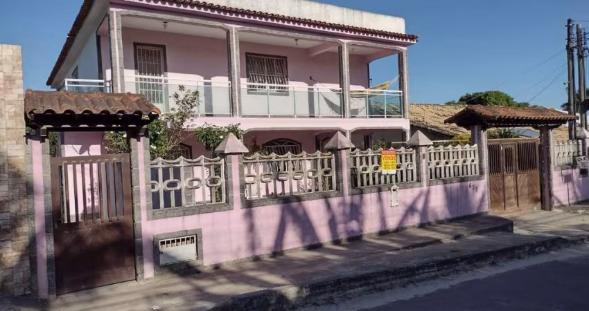 Excelente imóvel constituído por 02 casas, sendo ambas com 03 quartos, mais anexo de 01 quarto nos fundos