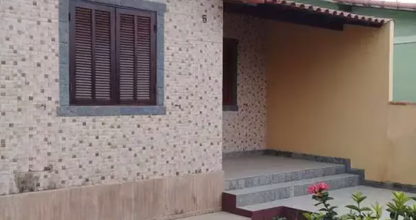 Excelente casa com 02 quartos, sendo 01 suíte, sala, cozinha, banheiro, área de serviço, amplo quintal com garagem para 05 carros, sendo 01 coberto, c