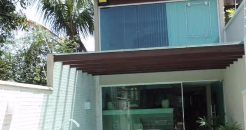 Ótima casa moderna com fino acabamento, piso de porcelanato, banheira de hidromassagem, área gourmet com churrasqueira completa, salão de jogos, banca